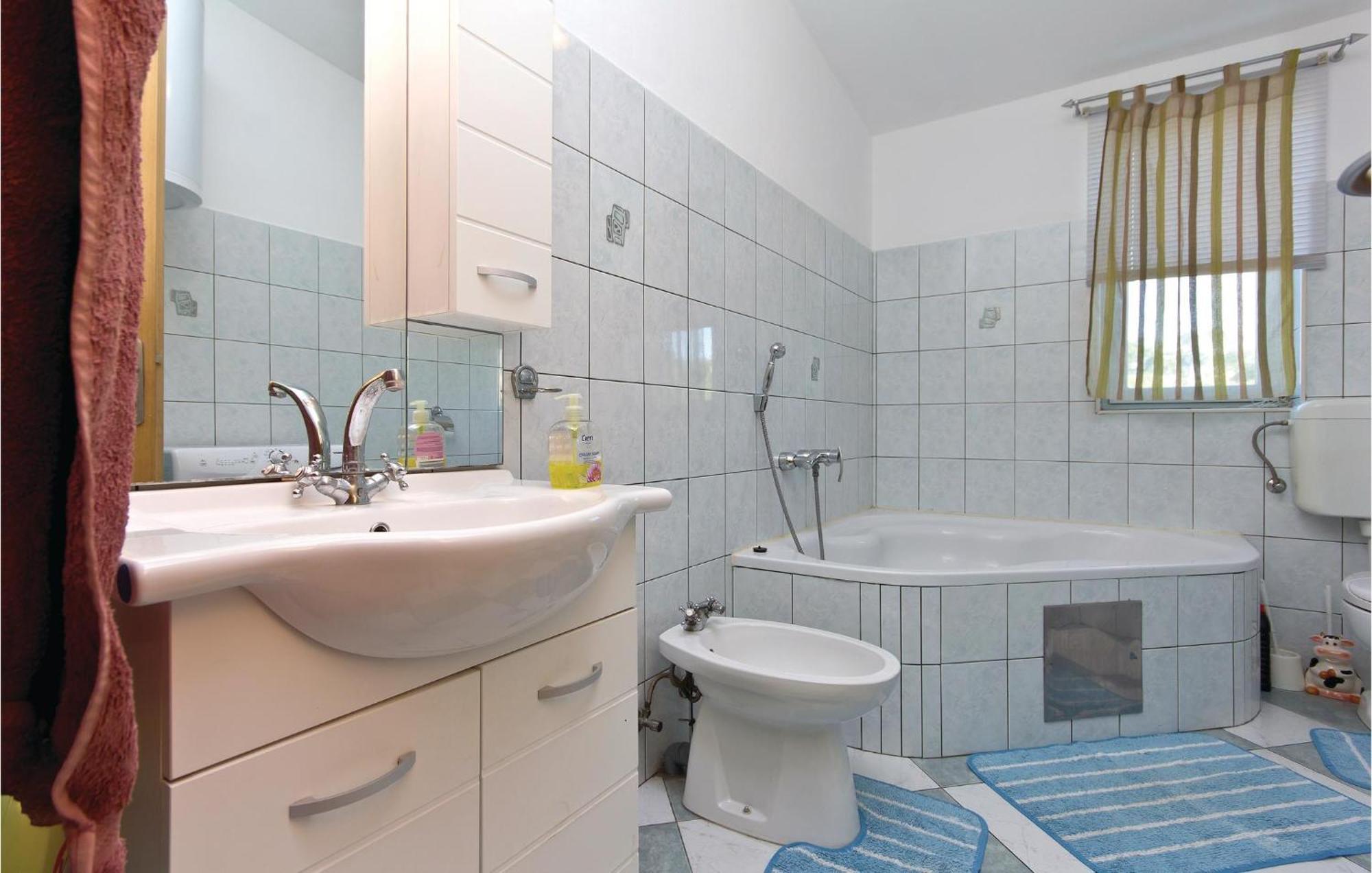 3 Bedroom Gorgeous Apartment In Marčana 外观 照片
