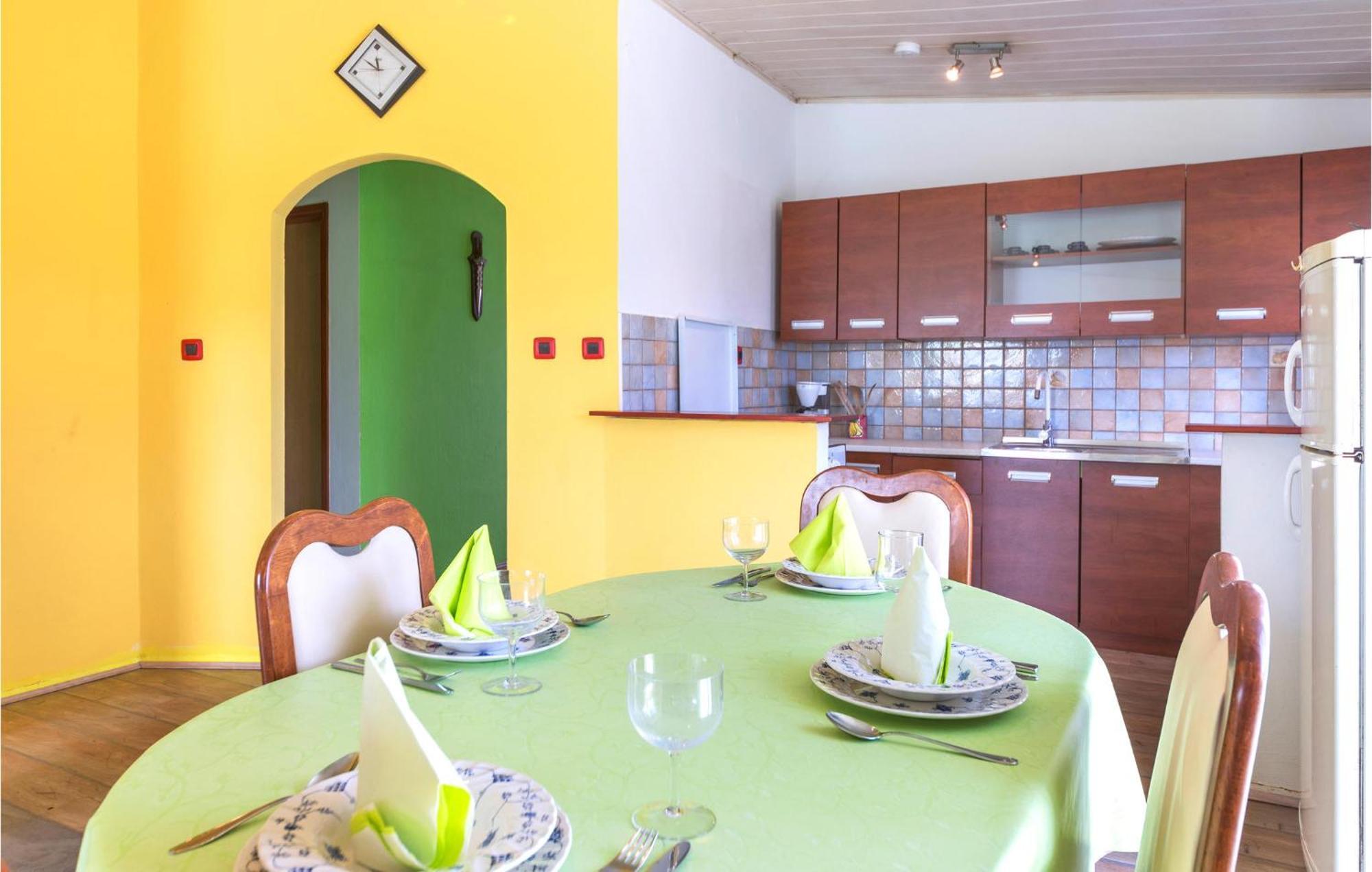 3 Bedroom Gorgeous Apartment In Marčana 外观 照片