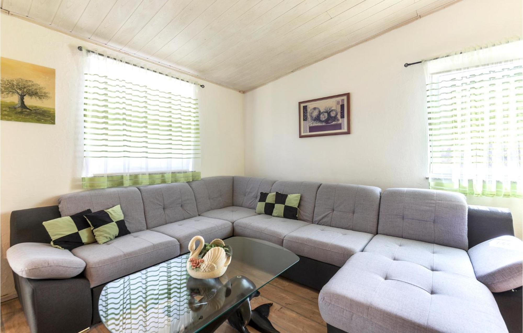 3 Bedroom Gorgeous Apartment In Marčana 外观 照片