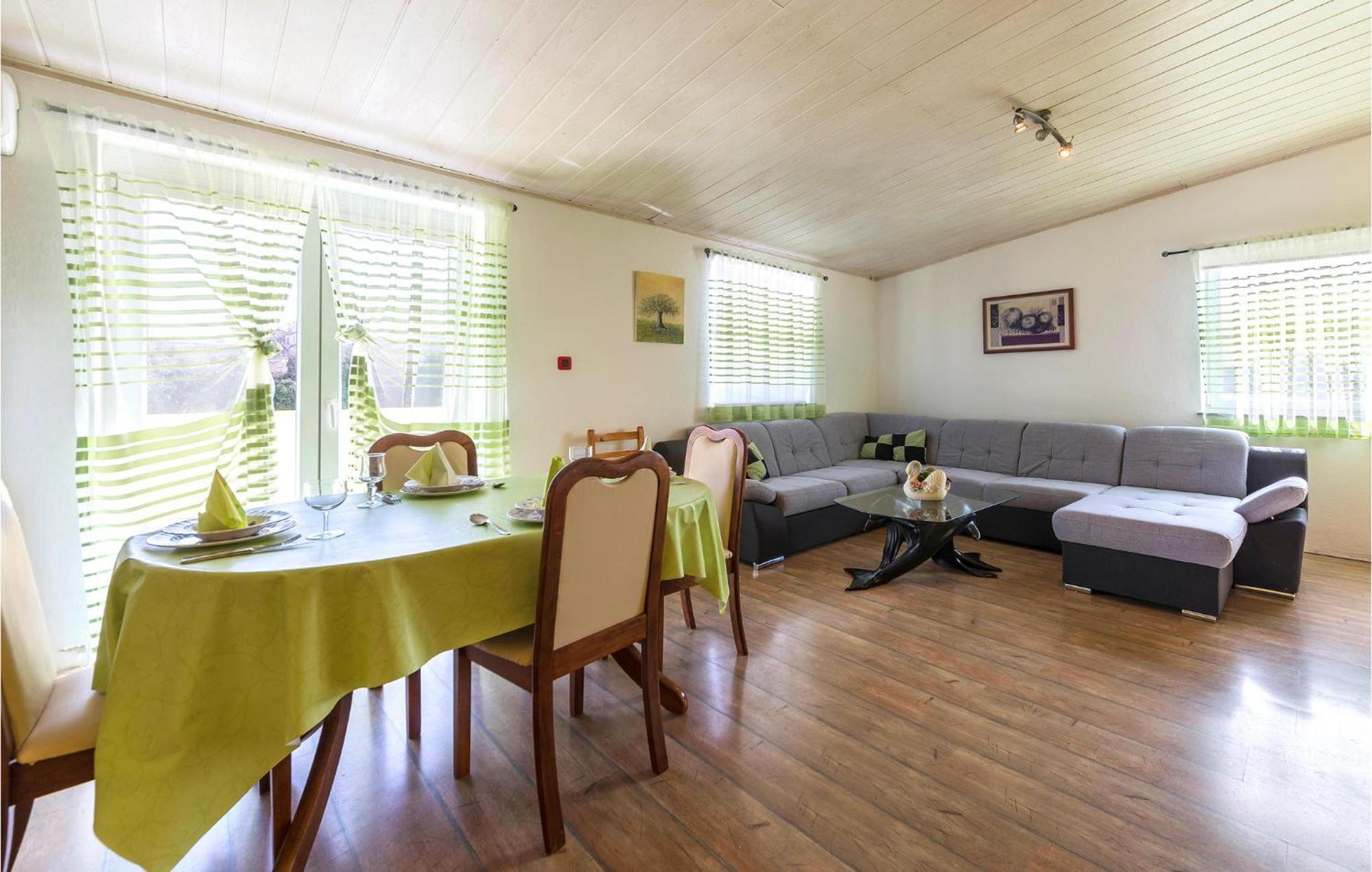 3 Bedroom Gorgeous Apartment In Marčana 外观 照片