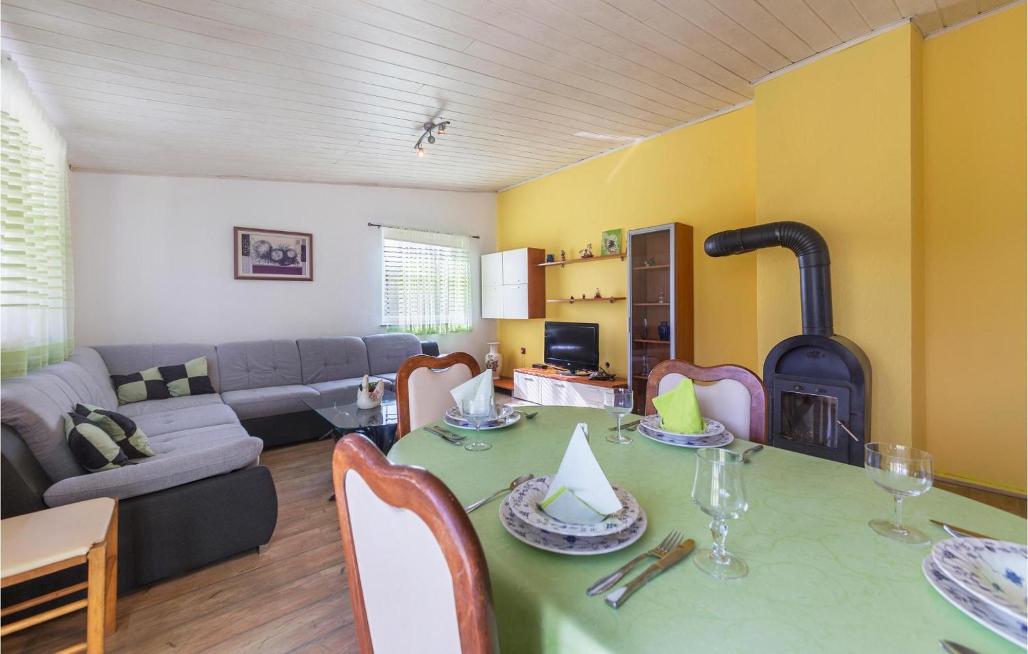 3 Bedroom Gorgeous Apartment In Marčana 外观 照片