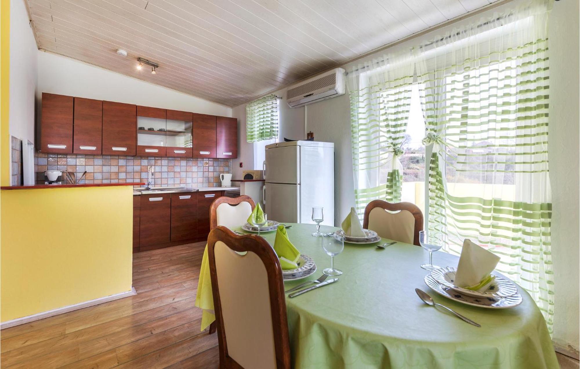 3 Bedroom Gorgeous Apartment In Marčana 外观 照片